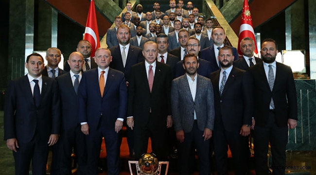 Cumhurbaşkanı Erdoğan, şampiyon Başakşehir'i kabul etti!