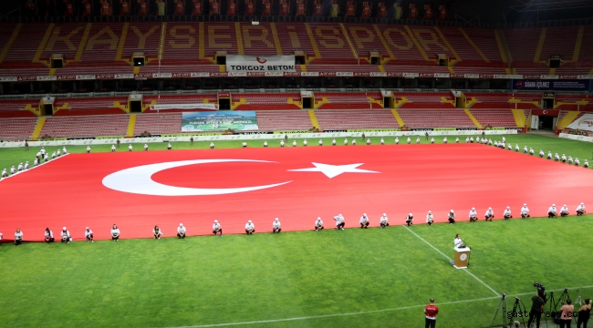 Dünyanın en büyük Türk bayrağı Kayseri'de üretildi