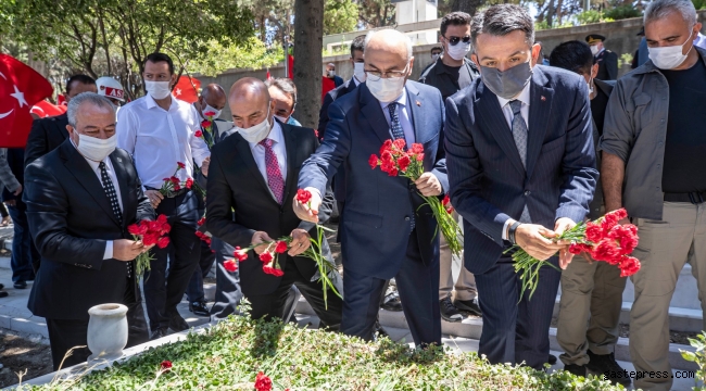 İzmir'de 15 Temmuz Demokrasi ve Milli Birlik Günü'nde şehitler anıldı