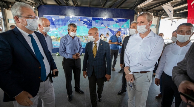İzmir Halkapınar Metro İstasyonu’na dev çini pano!