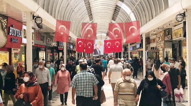 Kayseri'de alışveriş yoğunluğunda sosyal mesafe unutuldu!