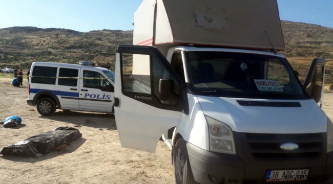 KAYSERİ'de Cafer Aydın (46), nakliyecilik yaptığı kamyonetinde ölü bulundu.