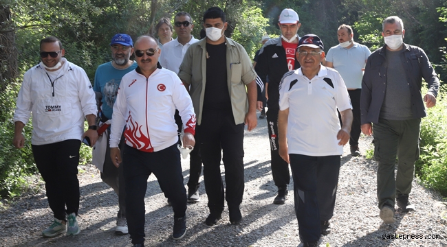 Kayseri'de Memduh Başkan Bu Kez Vali Günaydın ile Birlikte Koramaz Vadisi'nde Yürüdü!