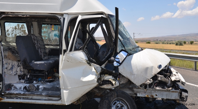 Kayseri'de minibüs sondaj kamyonuna çarptı: 6 yaralı