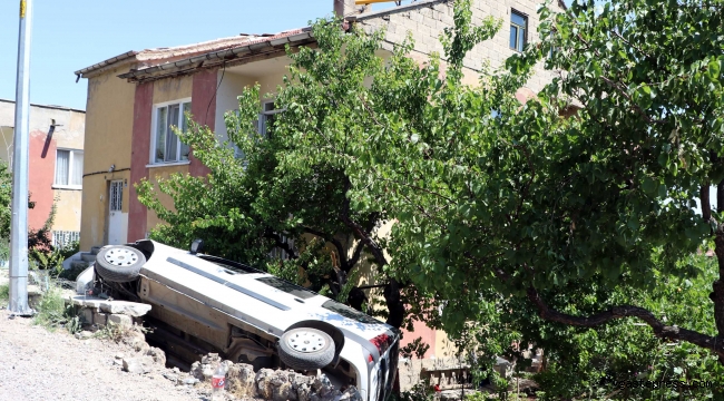 Kayseri'de otomobil evin bahçesinde devrildi: 1 yaralı