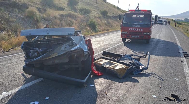 Kayseri'de otomobil ve kamyonet çarpıştı: 1 ölü, 5 yaralı!