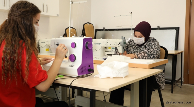 Kayseri Üniversitesi’nde Yaz Dönemi Uygulamalarında Öğrenciler Maske Üretimi Yapıyor!