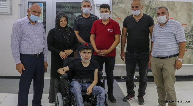 Kayseri Yahyalı'da Mehmetçik'ten Engelli Gence Akülü Araç Desteği!