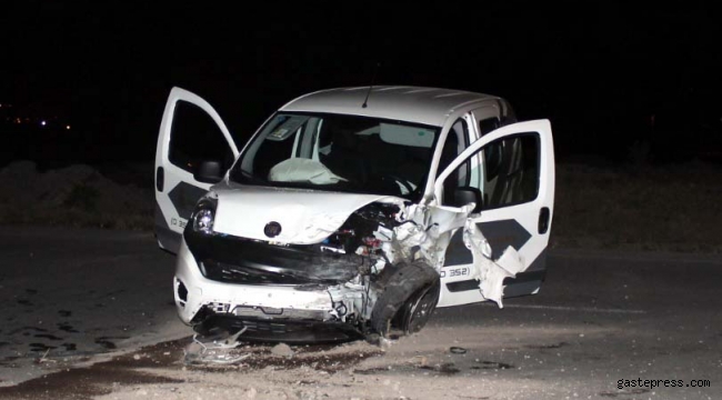 Otomobil ile hafif ticari araç çarpıştı: 5 yaralı