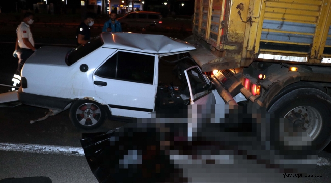 Otomobil kamyona çarptı: 1 ölü, 1 yaralı
