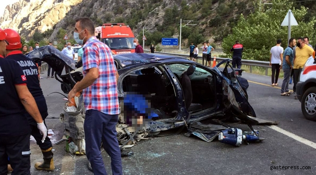 Adana'da otomobil ile midibüs çarpıştı 4 ölü 2 yaralı var!