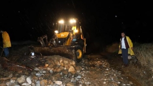 Alaşehir'de sağanak nedeniyle dereler taştı, yollar kapandı!