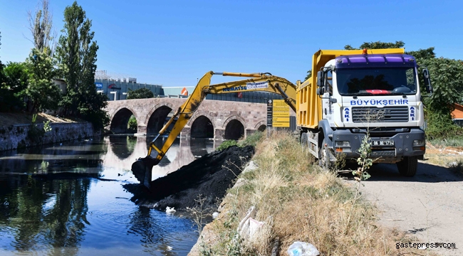 Başkent'te Ankara Çayı'na Atılan Kurban Atıkları Temizleniyor!