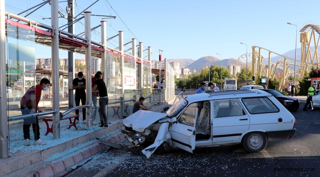 İki otomobilin çarpıştı, durakta tramvay bekleyen kadın yaralandı!