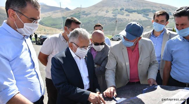 Kayseri'de Memduh Başkan, "Hisarcık - Hacılar" Arasındaki Yola Neşter Vurdu!