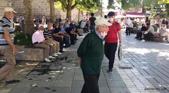 Kayseri'de sosyal mesafe unutuldu, maskeler çene altında duruyor!