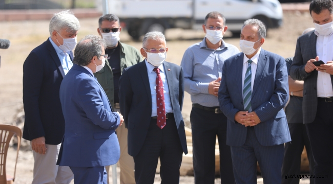 Başkan Büyükkılıç, Talas’ta hayırsever tarafından yaptırılacak sağlık ocağının temel atma törenine katıldı.