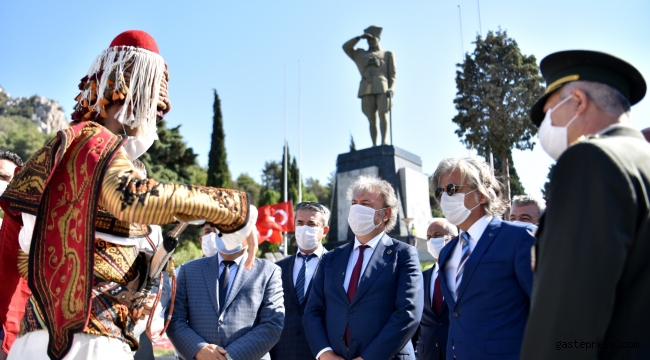 İzmir’in Kurtuluşu Ata’nın kente baktığı yerde kutlandı!