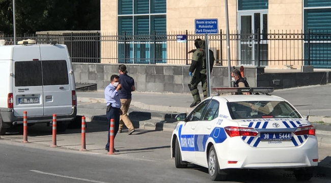Kayseri'de Bölge Adliye Mahkemesi önünde şüpheli paket paniği