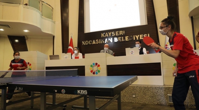 Kayseri Kocasinan Meclisi'nde Türkiye'nin Gururlarından Masa Tenisi Şovu!