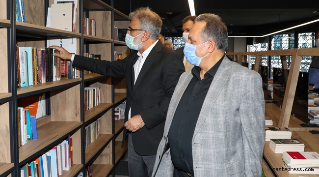 Kayseri Talas'ta 7/24 Kütüphaneye İlk Kitap Bağışı Taner Yıldız'dan