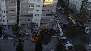 Depremde ilk 3 katı çöküp yan yatan bina, vinçlerle desteklendi!