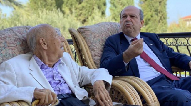 KKTC’nin yeni Cumhurbaşkanı Tatar, mazbata öncesi babasının elini öpmeye gitti!