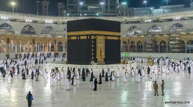 8 ay aradan sonra yurt dışından gelen ilk umre kafilesi Kabe'de tavaf yaptı!