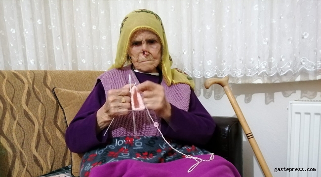 92 yaşındaki Şerife Nine, sokağa çıkanları uyardı!