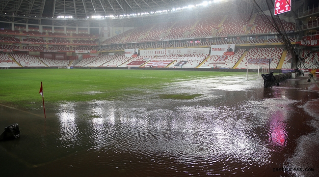 Antalyaspor - Hatayspor maçı yoğun yağmur nedeniyle ertelendi!