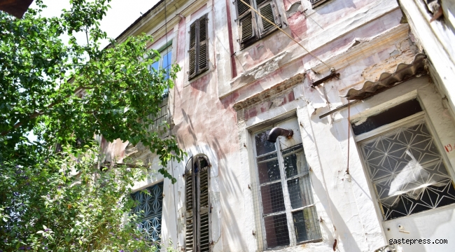 Bornova'da Yüzlerce yıllık köşkler yenileniyor