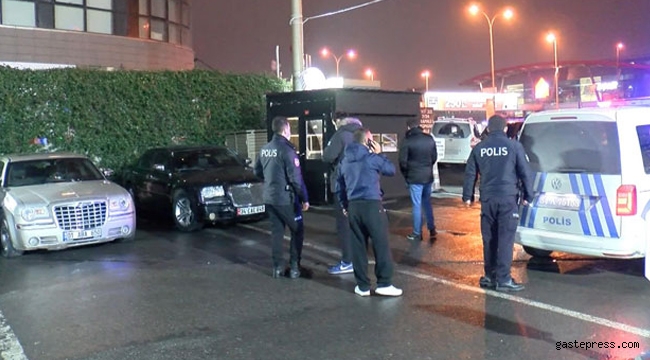 İstanbul Bahçelievler'de park halindeki iki lüks otomobil kurşun yağmuruna tutuldu! 