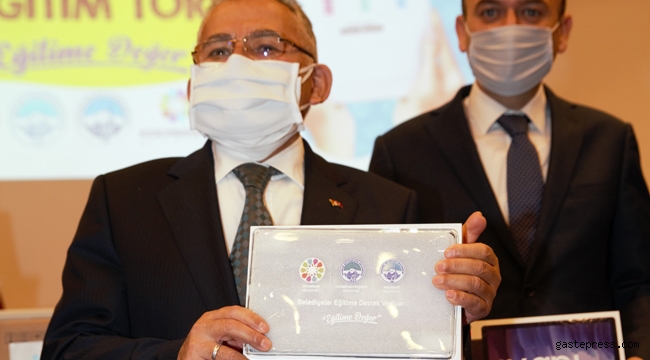 Kayseri Büyükşehir'in Tabletleri Öğrencilere Ulaşıyor!