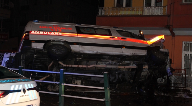 Kayseri'de ambulans ile hafif ticari araç çarpıştı: 8 yaralı