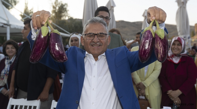Kayseri'de Memduh Başkan, 600 Günde 16 İilçeyi 122 Kez Ziyaret Etti!