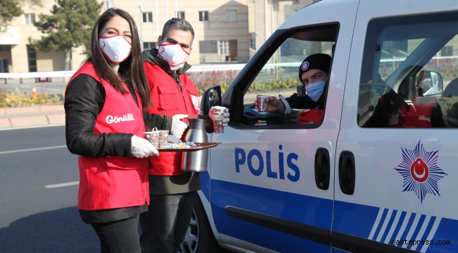 Kızılay'dan filyasyon ve polis ekiplerine kek ve çay ikramı!