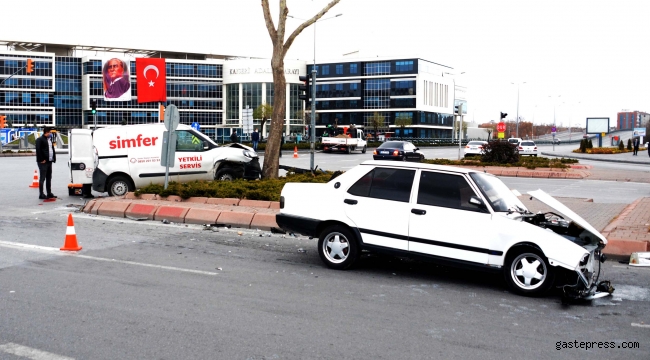 Otomobil ile hafif ticari araç çarpıştı: 5 yaralı!