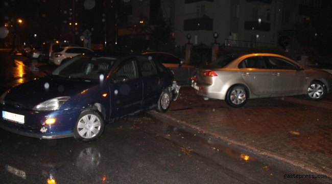 Otomobil park halindeki 2 araca çarptı: 1 yaralı!