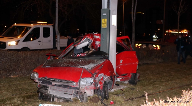 Otomobil, tramvay hattına enerji sağlayan demir direğe çarptı: 2 ölü, 1 yaralı