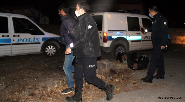 Polisin 'dur' ihtarına uymayan otomobilde uyuşturucu ele geçirildi: 4 gözaltı!