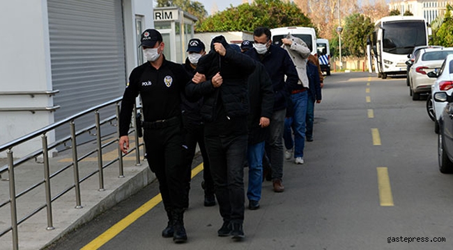 Adana'da bir FETÖ şüphelisi evinde üzerinde dua yazılı 1 dolar ele geçirildi!