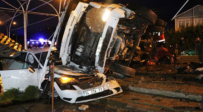 Freni patlayan kamyon 2 otomobilin üzerine devrildi!