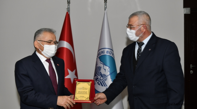 Hıdırellez Yolu’nu kullanan mahallelerin muhtarları Kayseri Büyükşehir Belediye Başkanı Dr. Memduh Büyükkılıç’a teşekkür ziyaretinde bulundu.