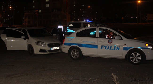 Kayseri'de 2 kişinin içinde bulunduğu otomobil, polis aracına çarptı!