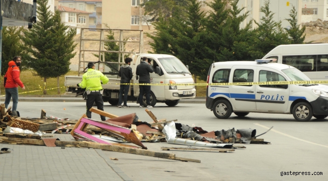 Kayseri'de fırtına çatıları uçurdu!