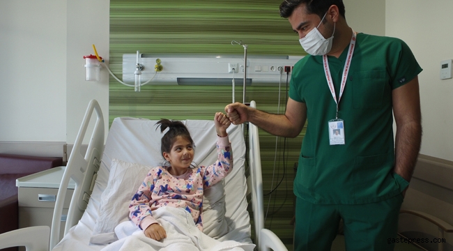 Kayseri'de Müzisyen Doktor Covidi Yenerek Ölümden Dönen Küçük Hastası İçin Çaldı!