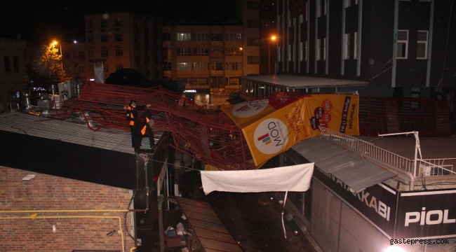Kayseri'de Şidetli Rüzgar 7 Katlı Binanın Yangın Merdivenini Devirdi!