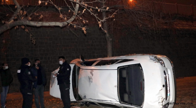 Otomobil 8 metre yükseklikteki üst geçitten düştü: 3 yaralı!