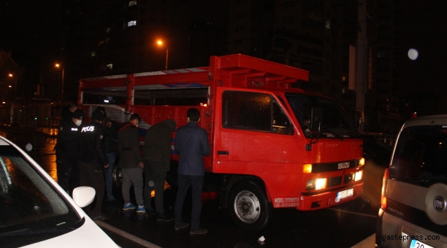 Polisin 'dur' ihtarına uymayan kamyonetteki 3 kişi, kovalamacayla yakalandı!