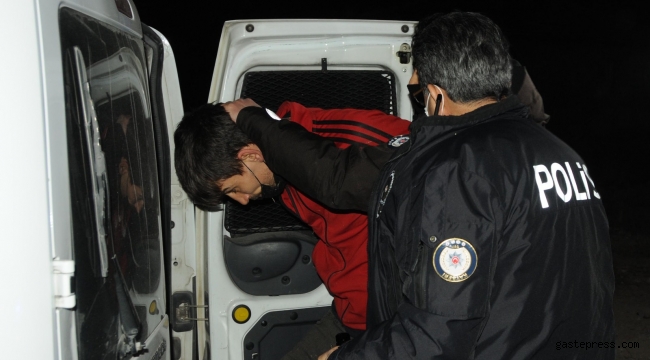 Uyuşturucu satıcıları saklandıkları duvar dibinde yakalandı!